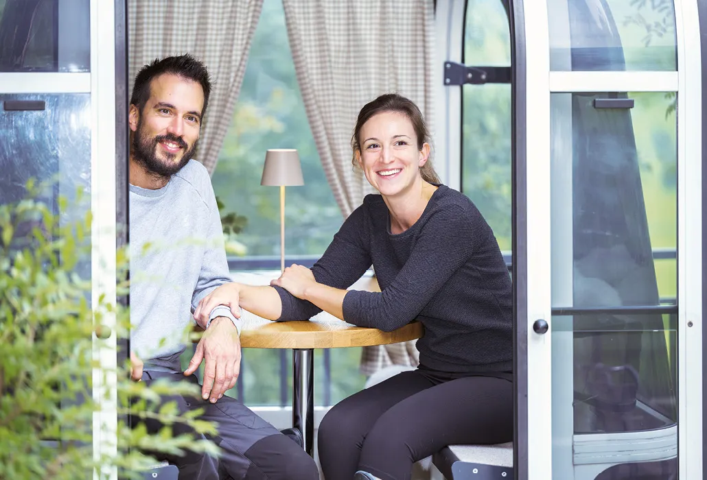 Andrea Treier sitzt mit ihrem Partner Andreas Signer in einer Gondel.