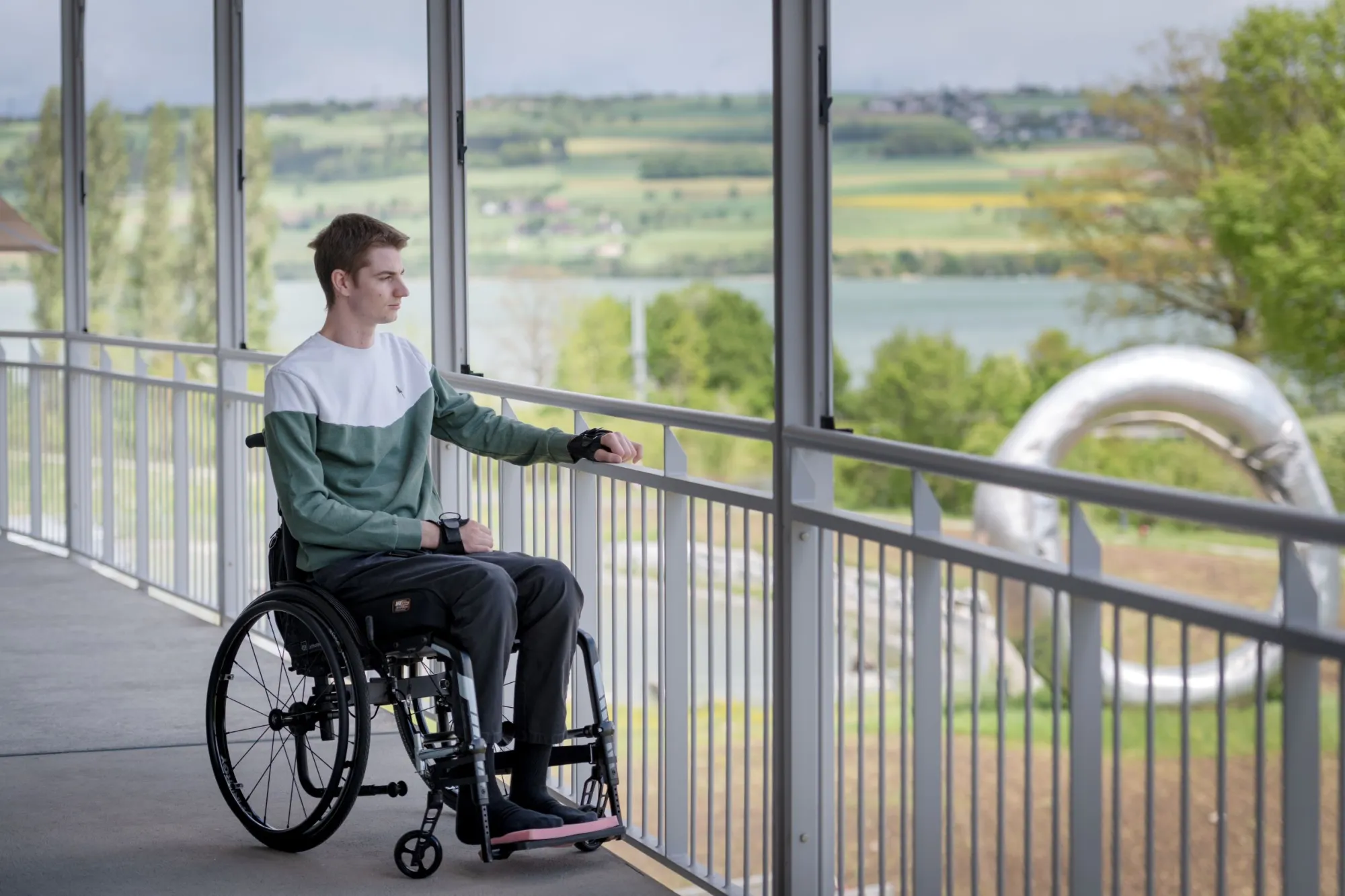 Nico nach seinem Köpfler auf dem Balkon im Schweizer Paraplegiker-Zentrum