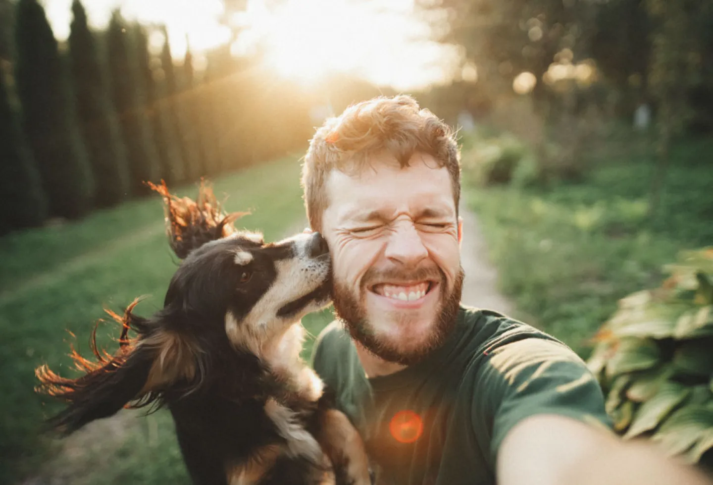 Uomo sorridente con cane