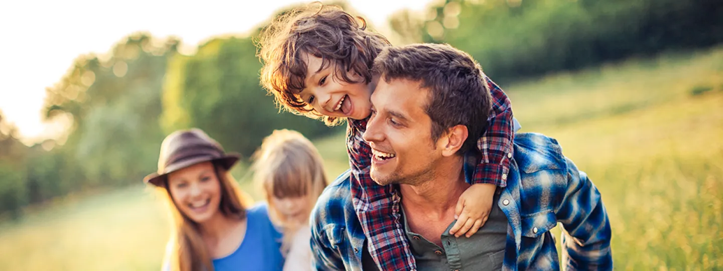 Una famiglia felice nel campo