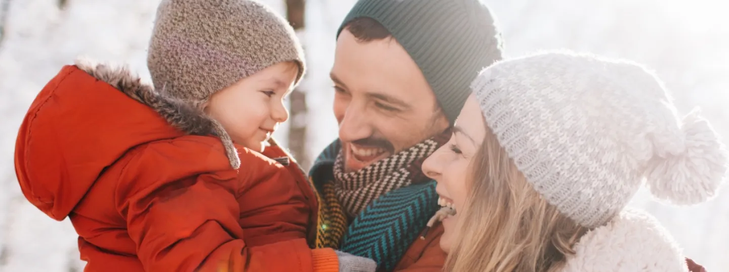 Glückliche Familie in Winterlandschaft.