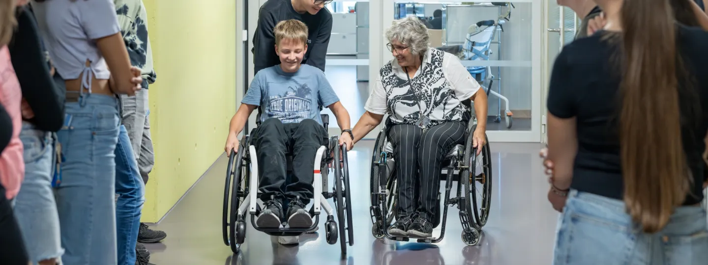 Schülerinnen und Schüler im SPZ, ein Schüler im Rollstuhl