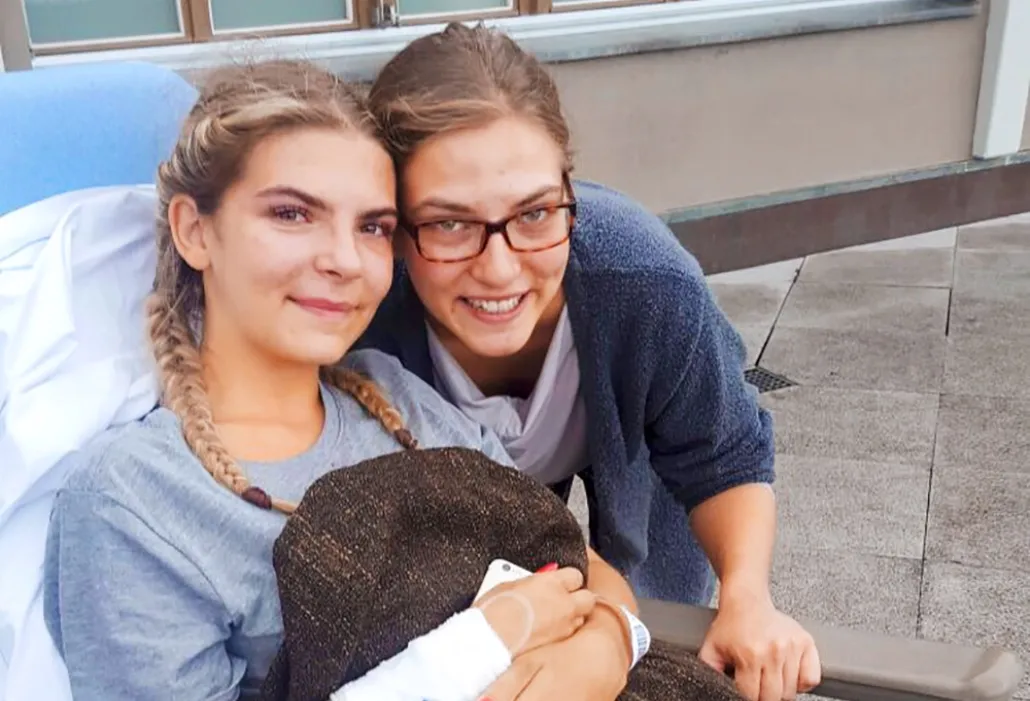 Patientin wird während Rehabilitation von Schwester gepflegt