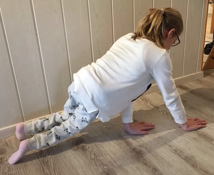 Die Elfjährige Linda Lüthi mit Spina Bifida zeigt, wie sie auf Händen gehen kann.