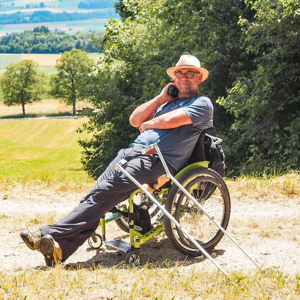 Stefan geniesst das Leben trotz Rollstuhl. Er macht sein Unglück zur Lebensaufgabe und will Fussgängern sowie Betroffenen helfen.