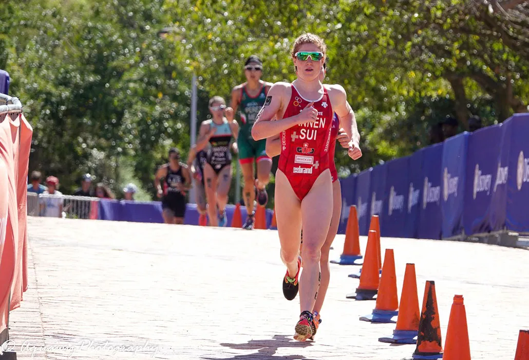 Jolanda Annen an einem Triathlon am Rennen