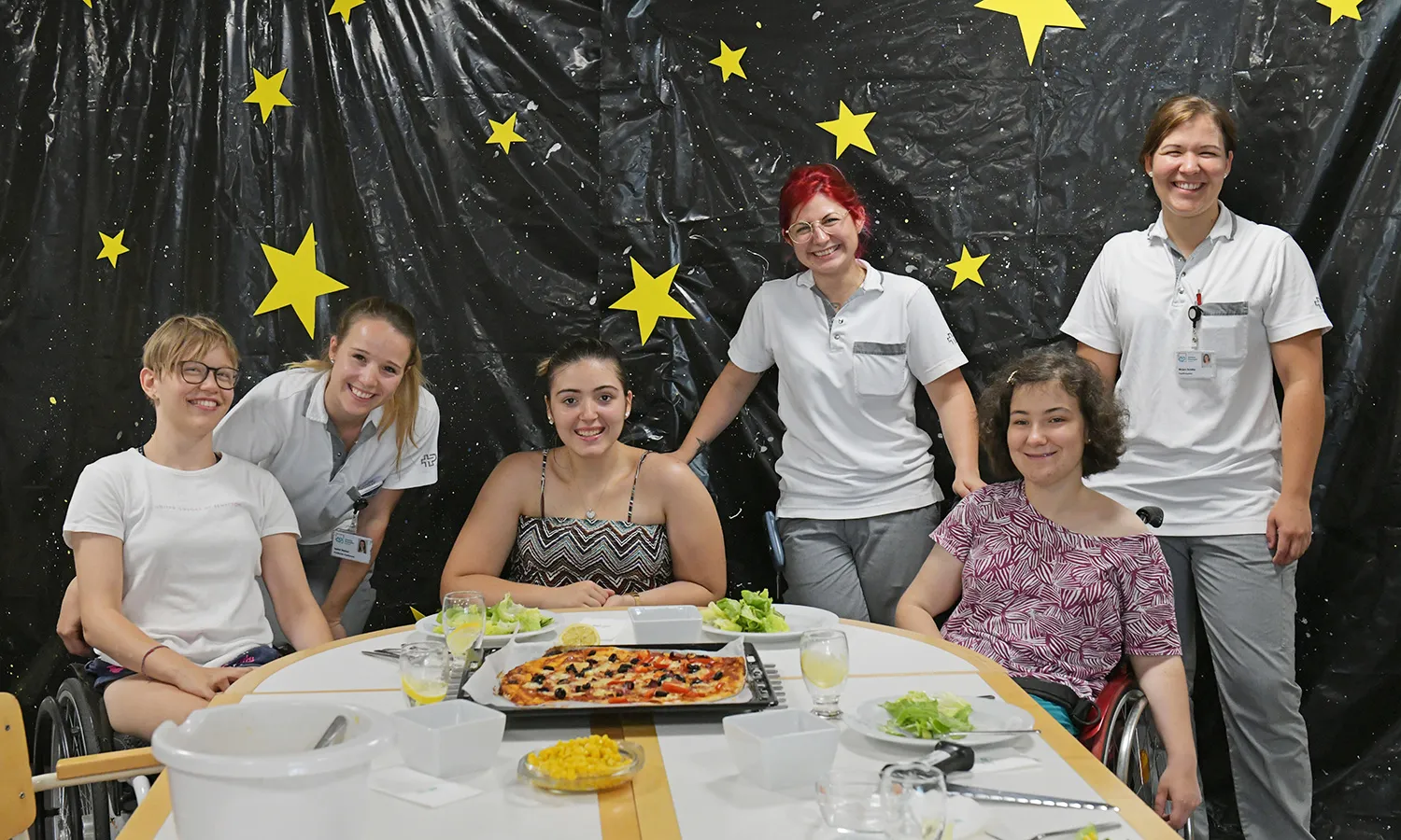 Die Kochgruppe nach dem erfolgreichen Essen bei den Jugendrehawochen in Nottwil