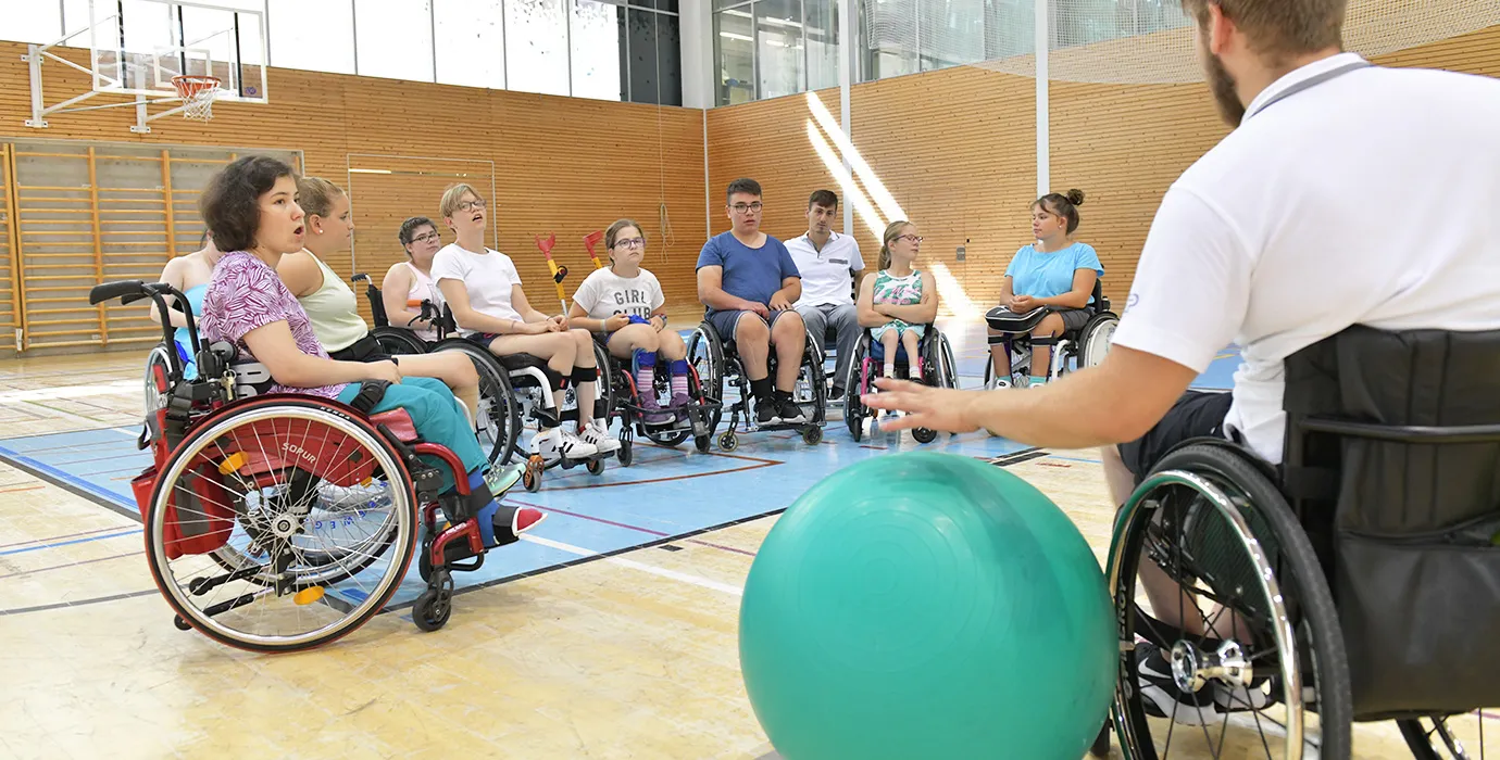 Die Gruppe der Jugendrehawoche in Nottwil beim Sport