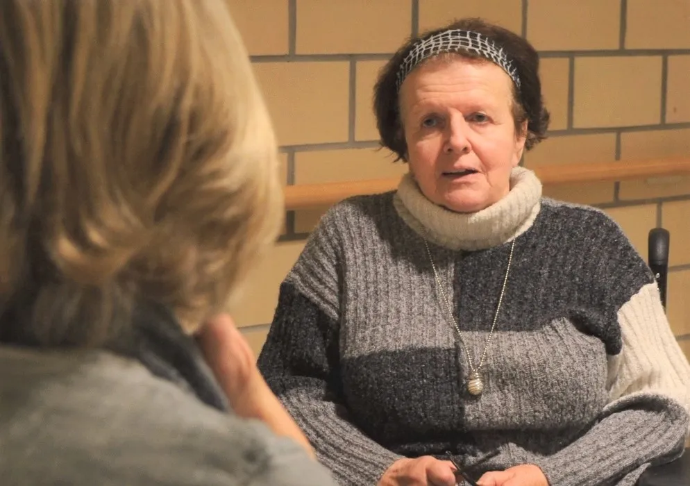 Verena Birri im Gespräch mit einer Patientin im Schweizer Paraplegiker Zentrum