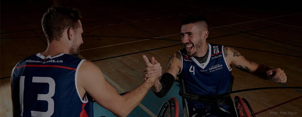 Orthotec Rollstuhlsport Basketballspieler klatschen sich ab