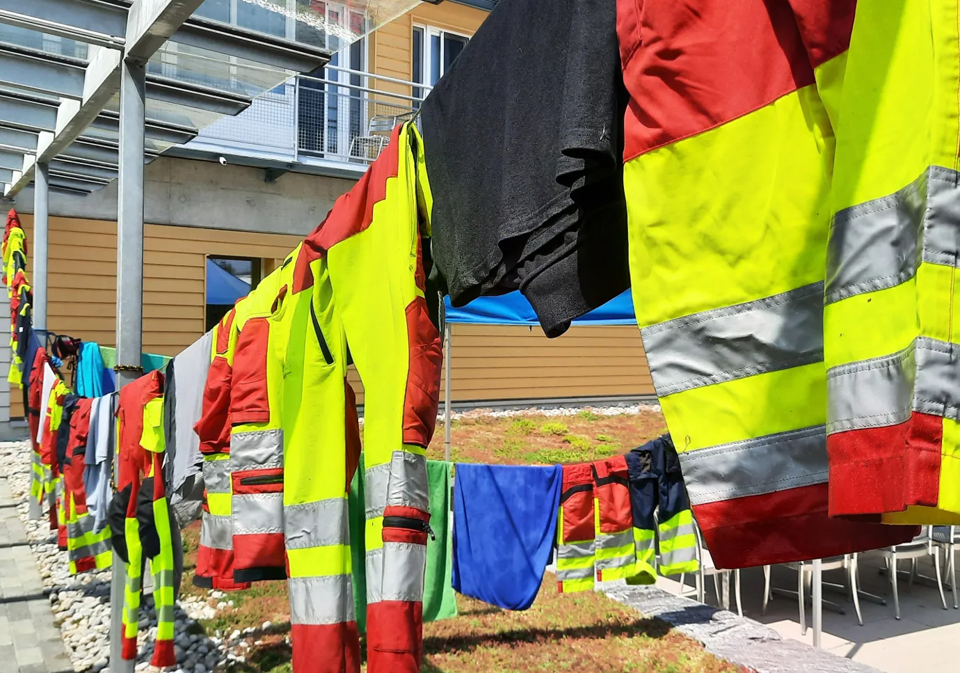 Heutiges Thema der Rettungssanitäterinnen und Rettungssanitäter war die Wasserrettung. Mit vollem Einsatz  und in voller persönlicher Schutzausrüstung PSA trainierten sie im See.jpg