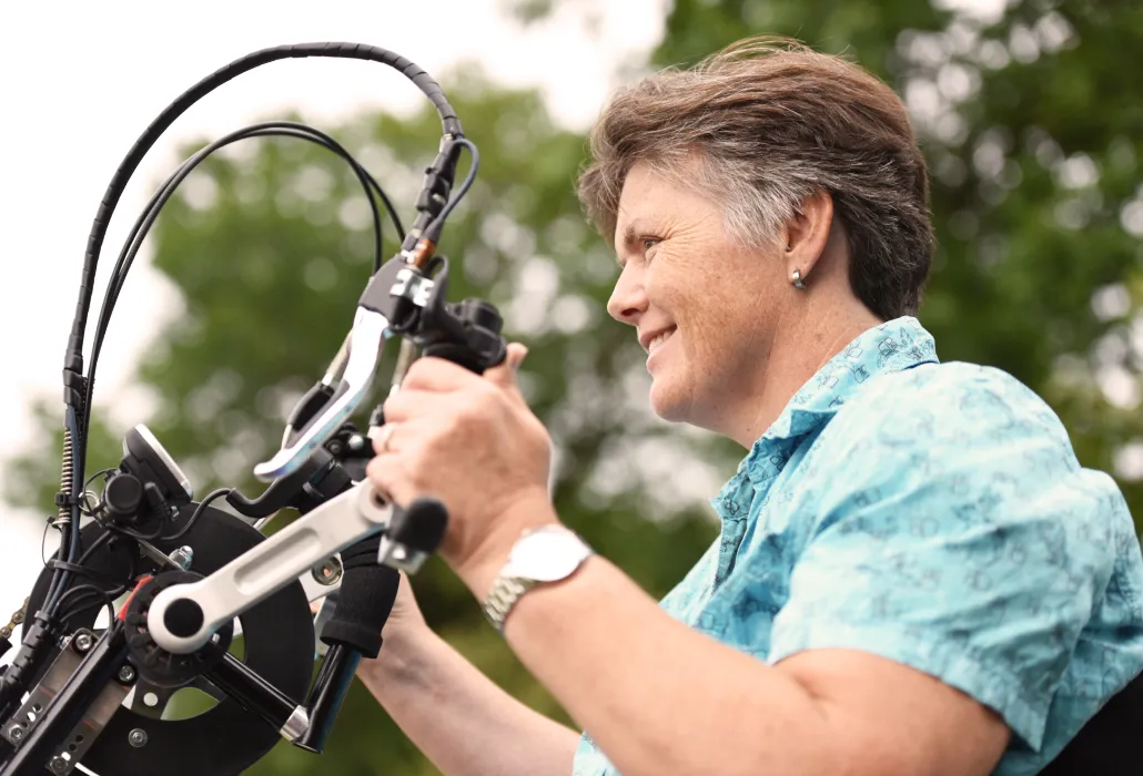 Die Paraplegikerin Heidi Krebs liebt es, mit ihrem Handbike unterwegs zu sein - ein Stück zurückgewonnene Freiheit.