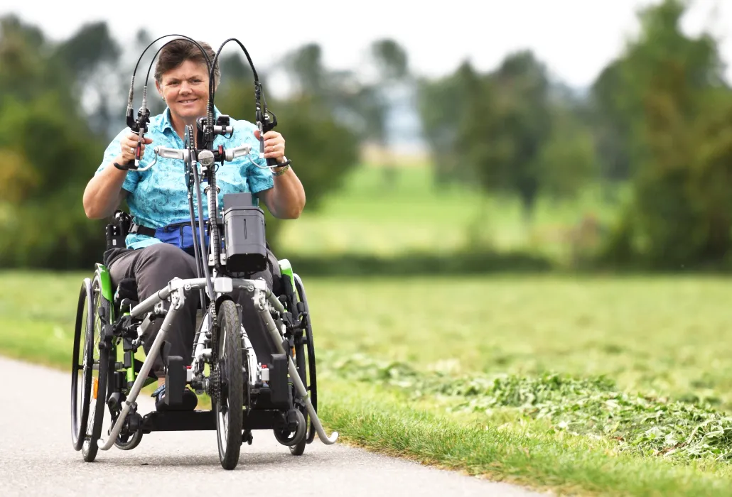 Die Paraplegikerin Heidi Krebs liebt es, mit ihrem Handbike unterwegs zu sein - ein Stück zurückgewonnene Freiheit.