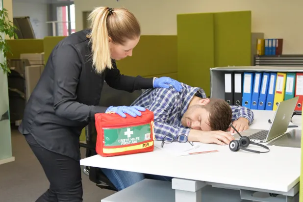 Bewusstlose Person im Büro 