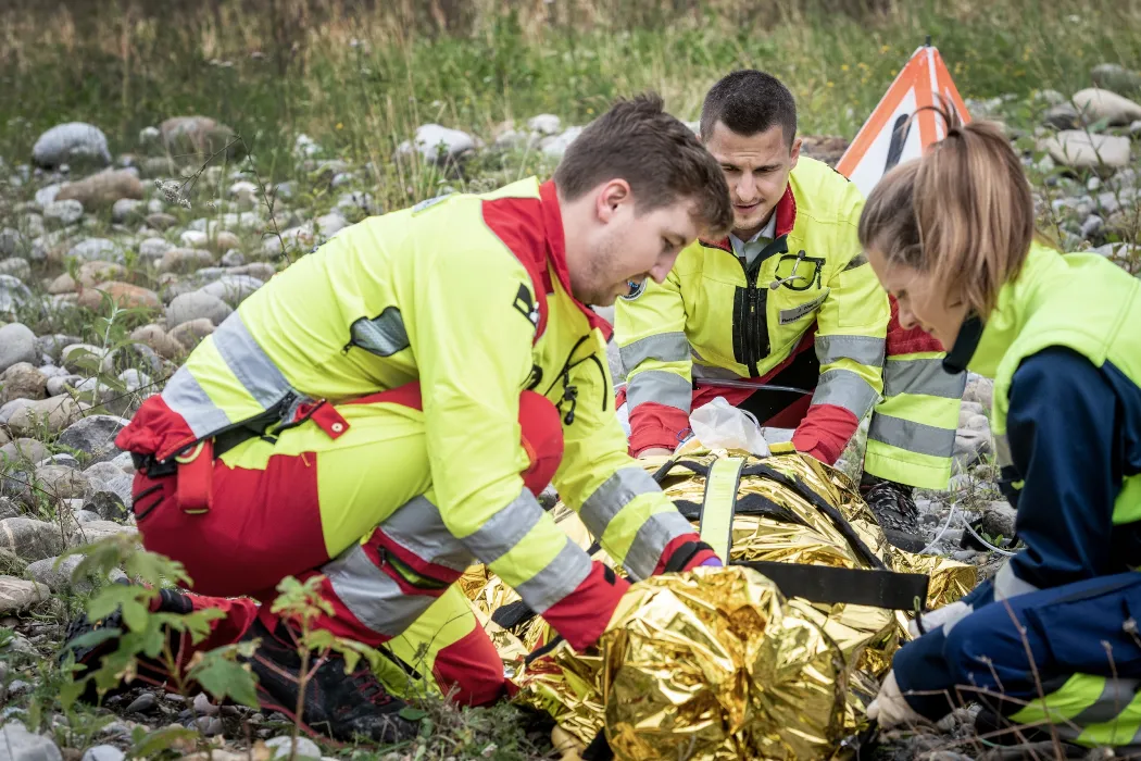 Rettungssanitäter in Ausbildung bergen Patient