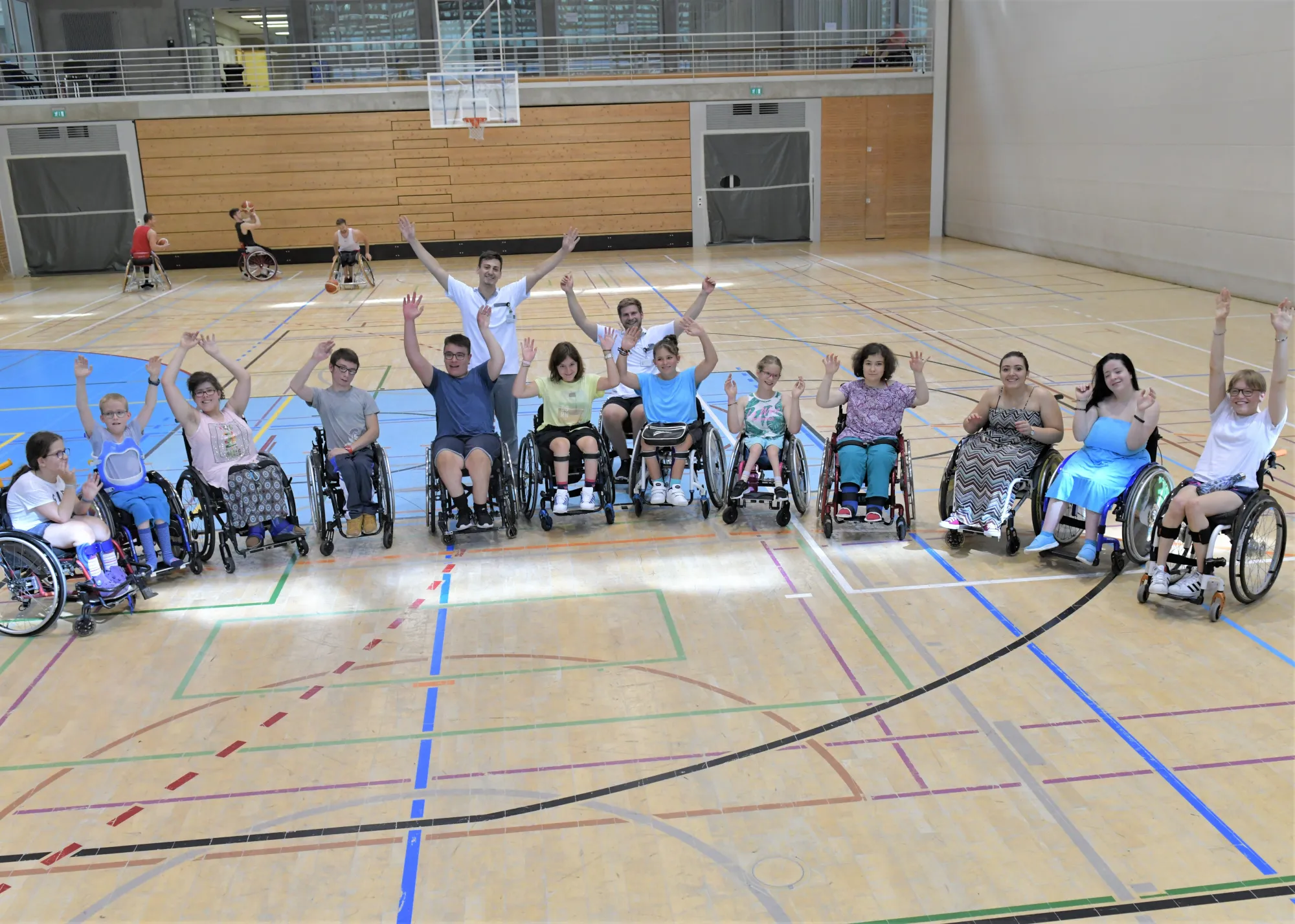 Ein Gruppenbild in der Sporthalle der Jugendrehawoche am Schweizer Paraplegiker-Zenrum in Nottwil