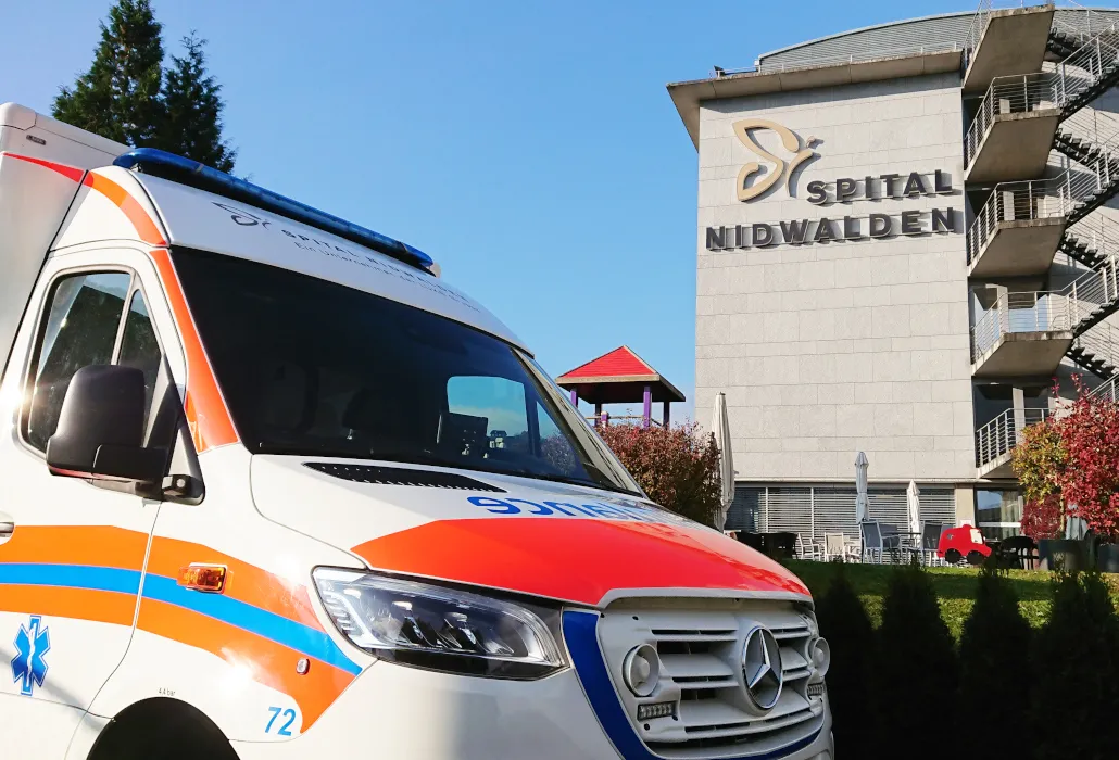 RTW vor dem Spital Nidwalden