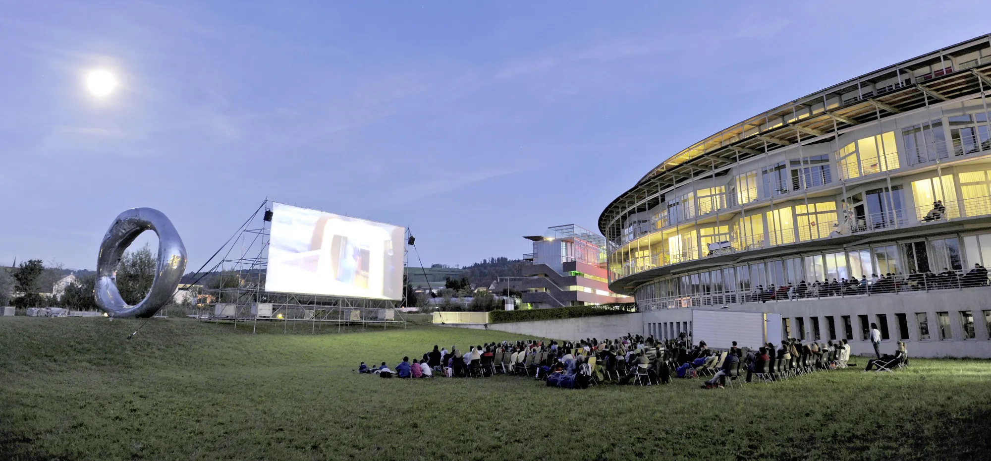 Openair Kino beim Schweizer Paraplegiker-Zentrum auf der Wiese beim Ring of Life