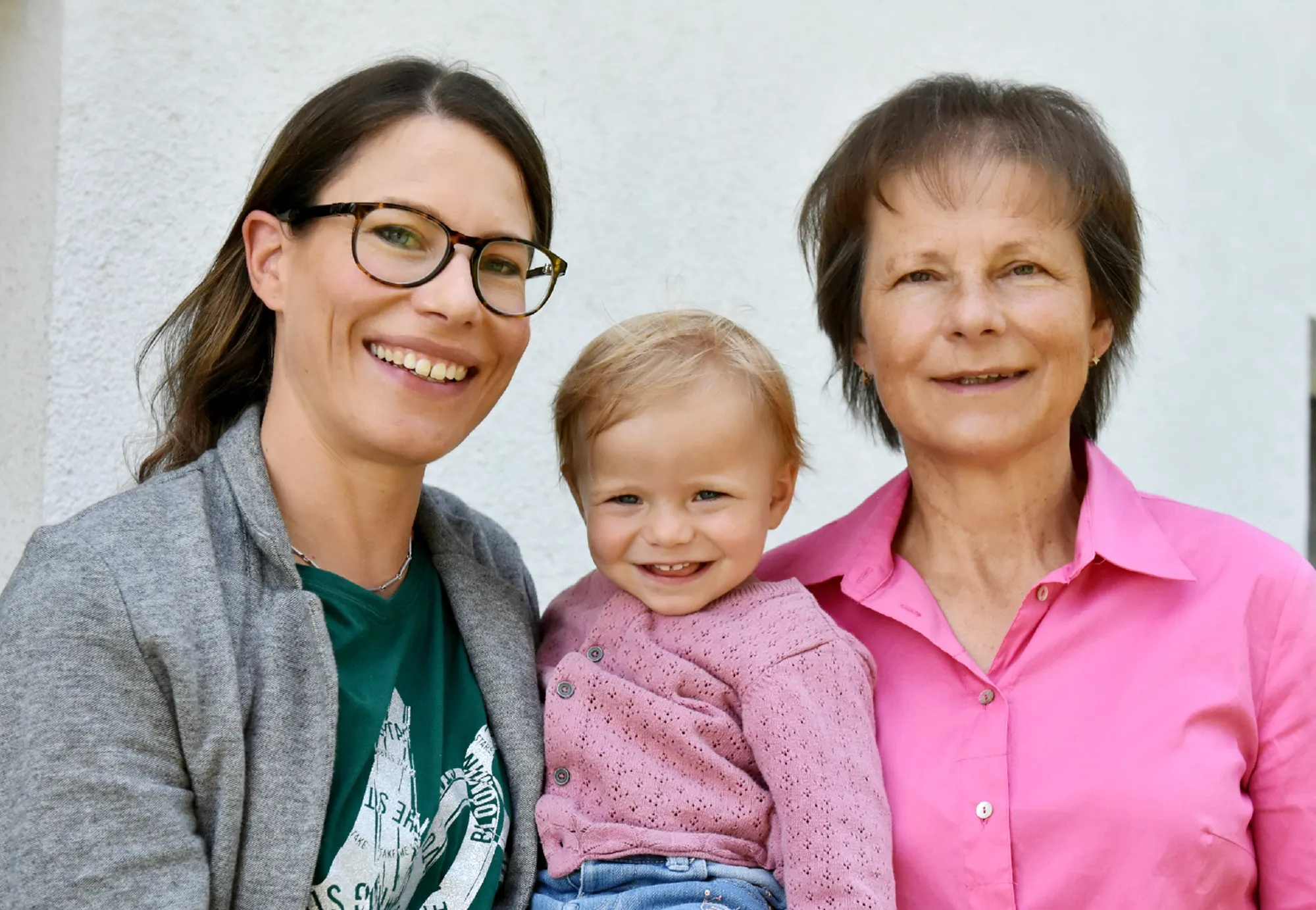Schwingerkönigin Sonia Kälin mit ihrer Mutter und Tochter Lena