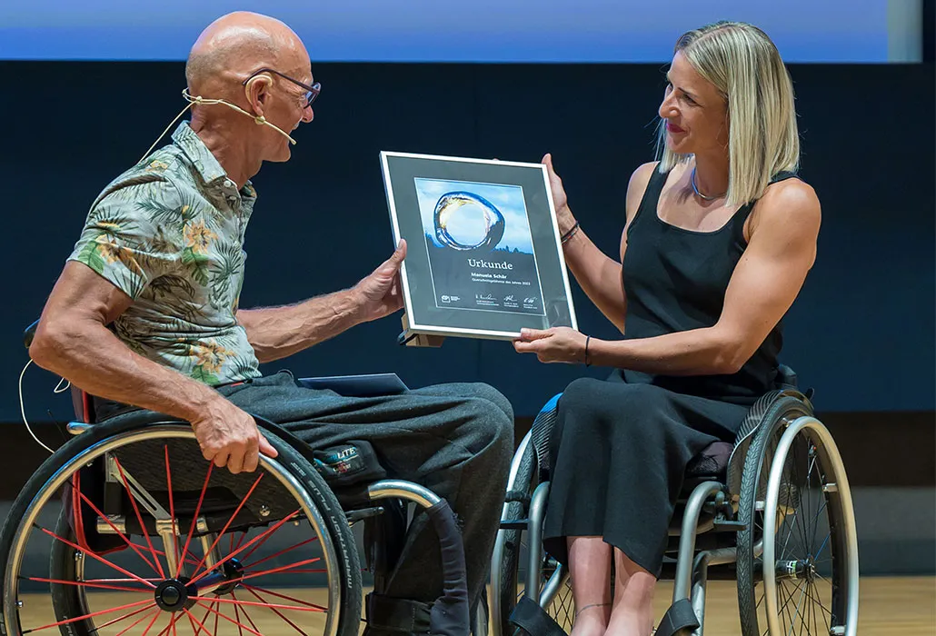 Manuela Schär wird als Querschnittgelähmten des Jahres 2022 geehrt. 