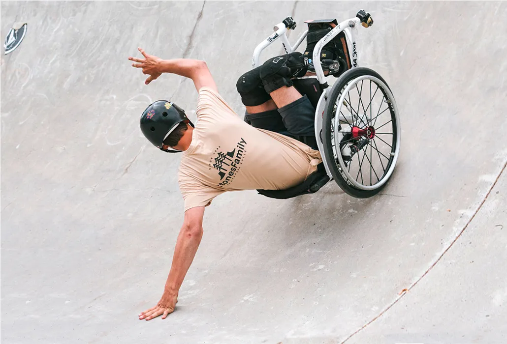 Dimitri Gross in Kurvenlage beim Rollstuhl-Skating