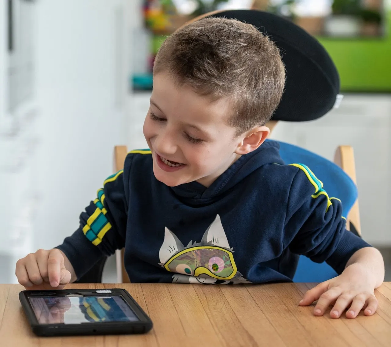 Elias mit seinem iPad