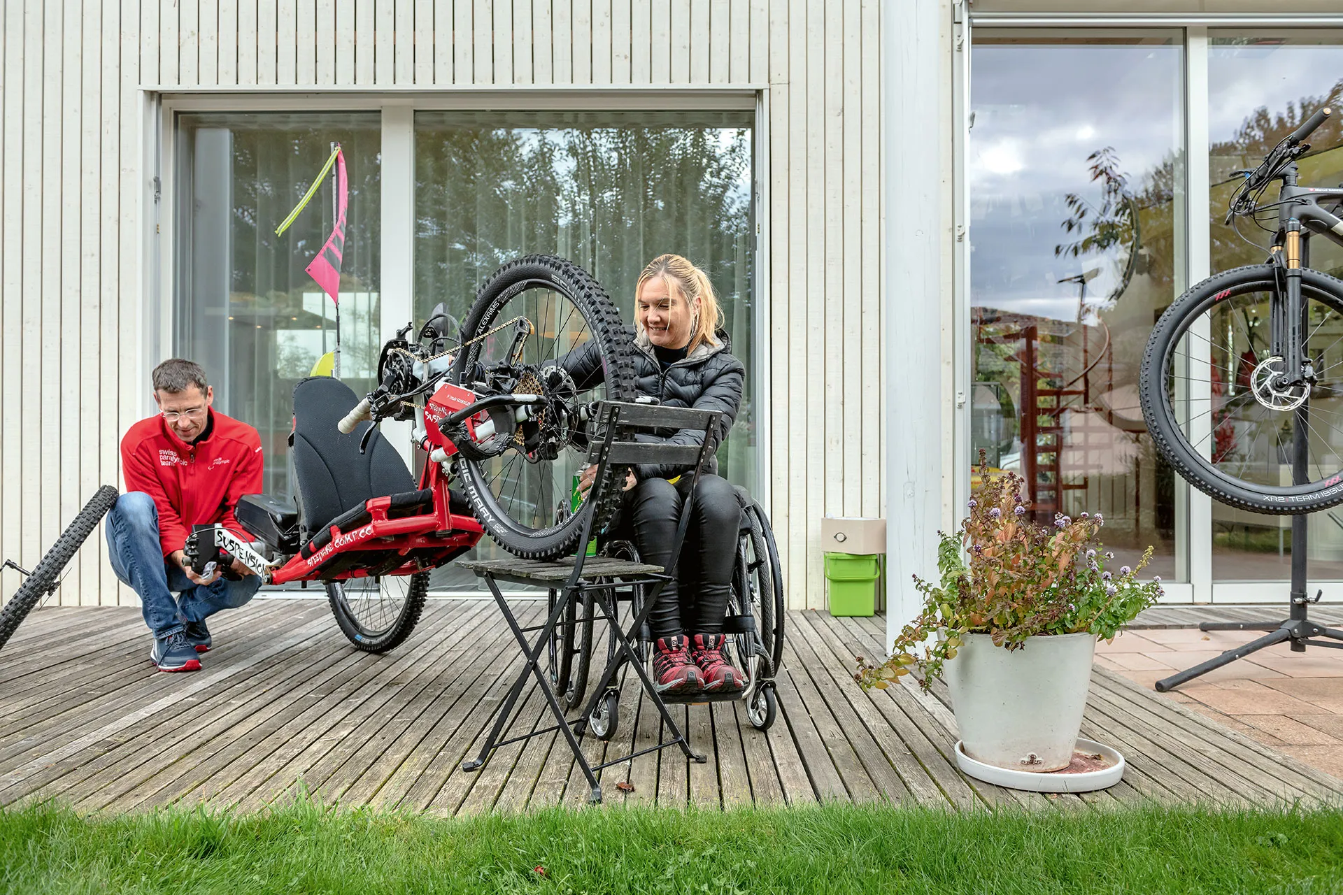 Teamwork beim Reinigen eines Handbikes.