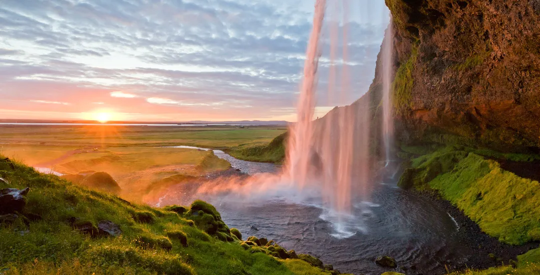 Wasserfall im Sonnenlicht in Island