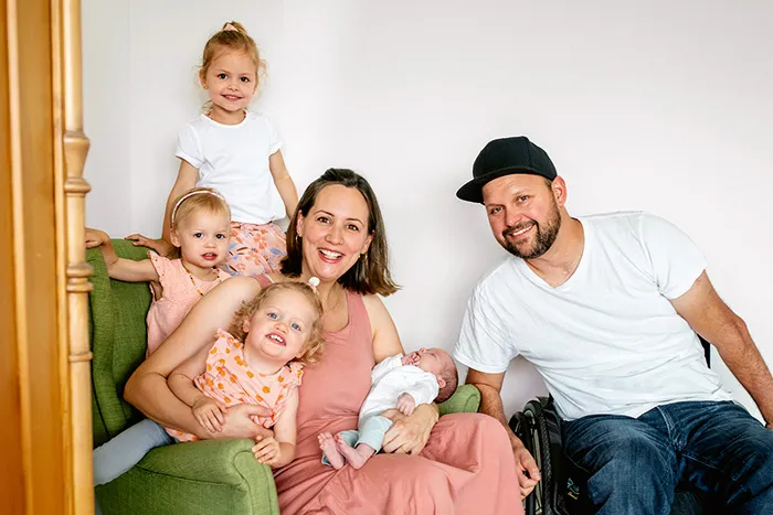 Kinderwunsch erfüllt: Jannine und Peter Roos mit ihren vier Töchtern.