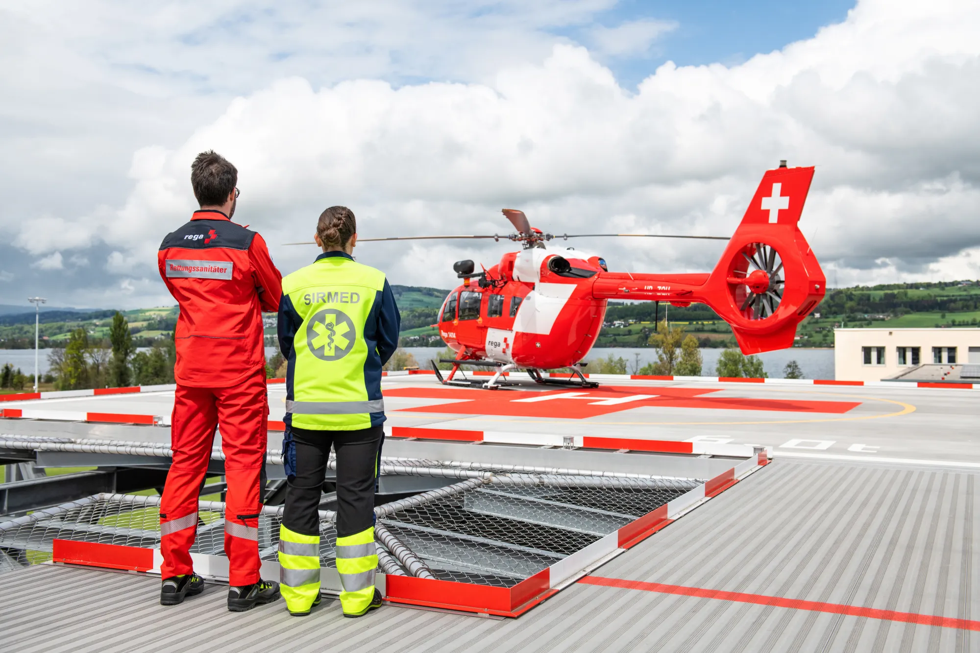 Sirmed und Rega Mitarbeiter vor Rega Helikopter auf dem SPZ