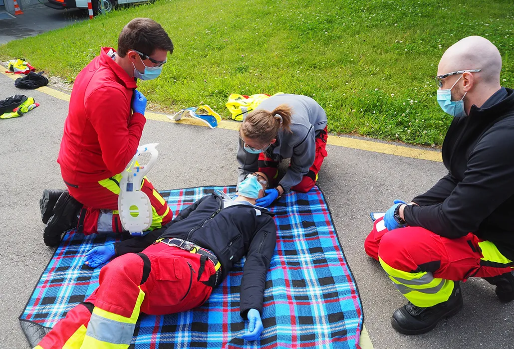 Studierende üben den Rettungseinsatz