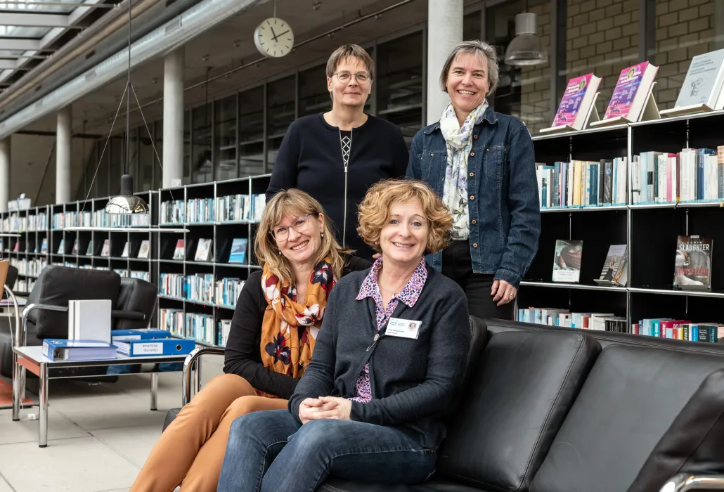 Man sieht ein Gruppenfoto des Bibliothekteams.