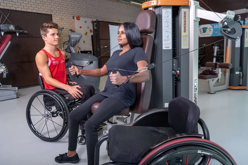 Gemeinsames Training im Kraftraum des Schweizer Paraplegiker-Zentrums