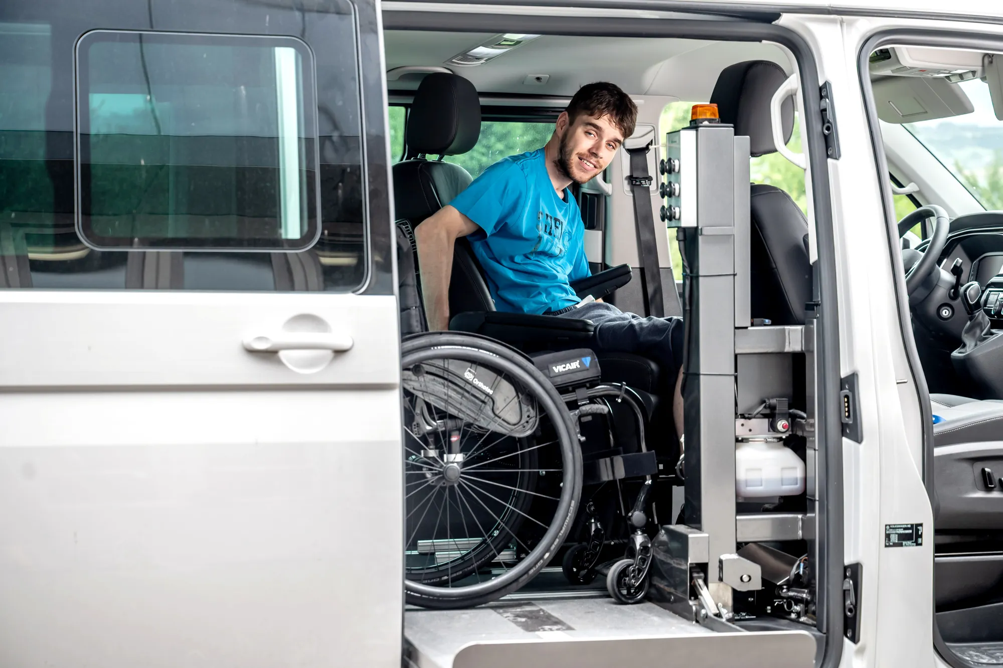 Marco in seinem Kleinbus, der durch die Direkthilfe mitfinanziert wurde.