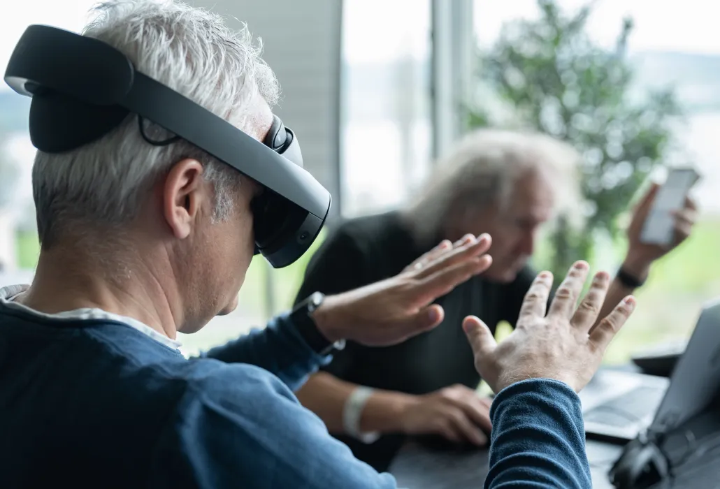Mit der VR-Brille in neue Welten eintauchen: Peter Birrer im Selbstversuch.