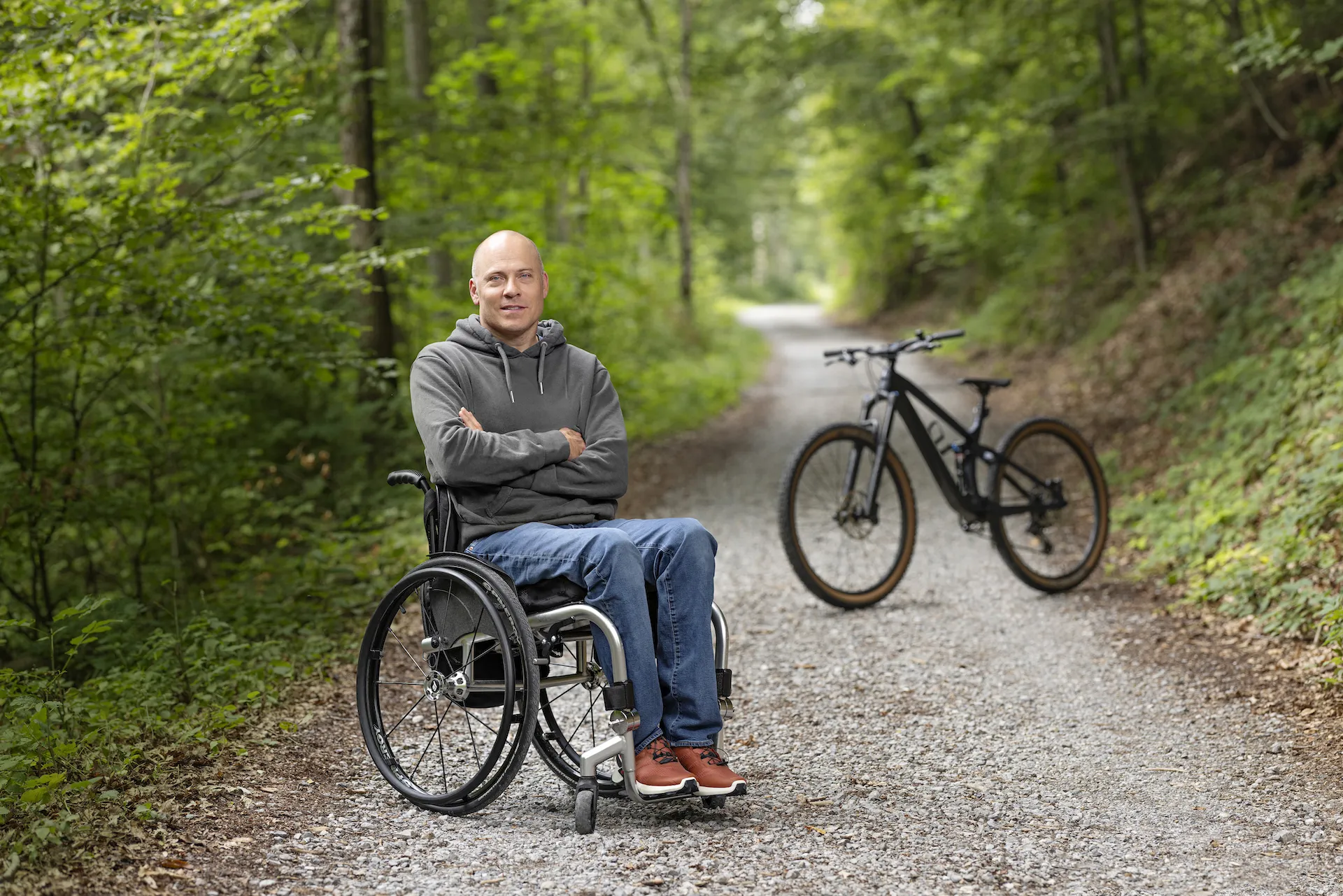 Sebastian Tobler est assise dans son fauteuil roulant dans la foret.