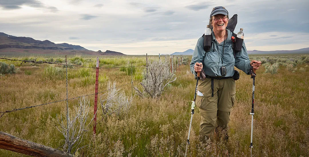 Christine Thürmer wandert durch eine Graslandschaft