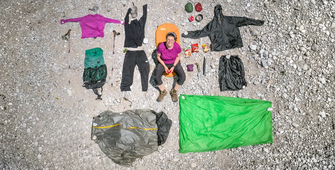 Ausrüstung zum Wandern, ausgelegt am Boden