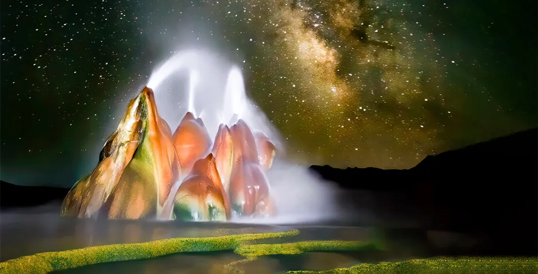 Mystischer Geysir vor dramatischem Sternenhimmel
