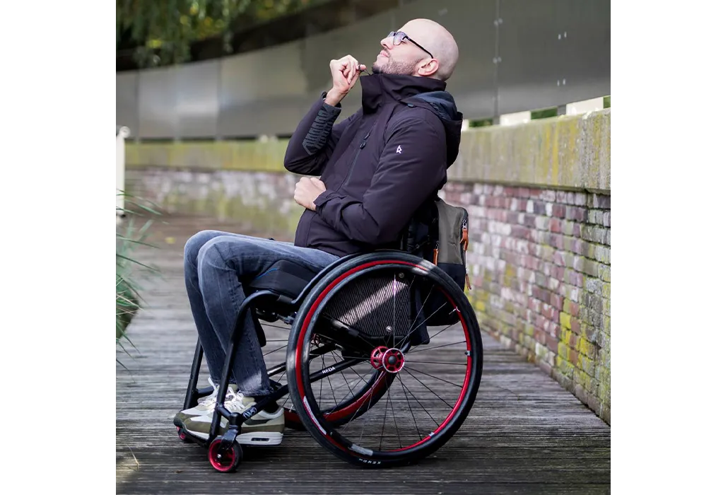 La veste QT pose un jalon dans le quotidien des personnes en fauteuil roulant.