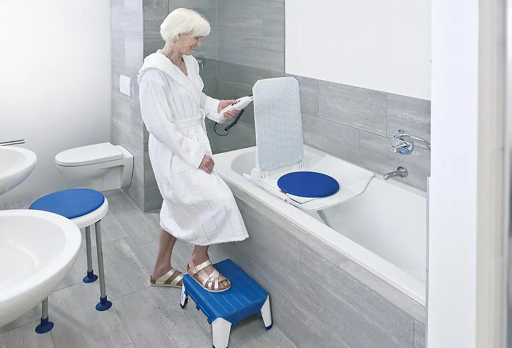 Frau mit Badelift Invacare Orca Life