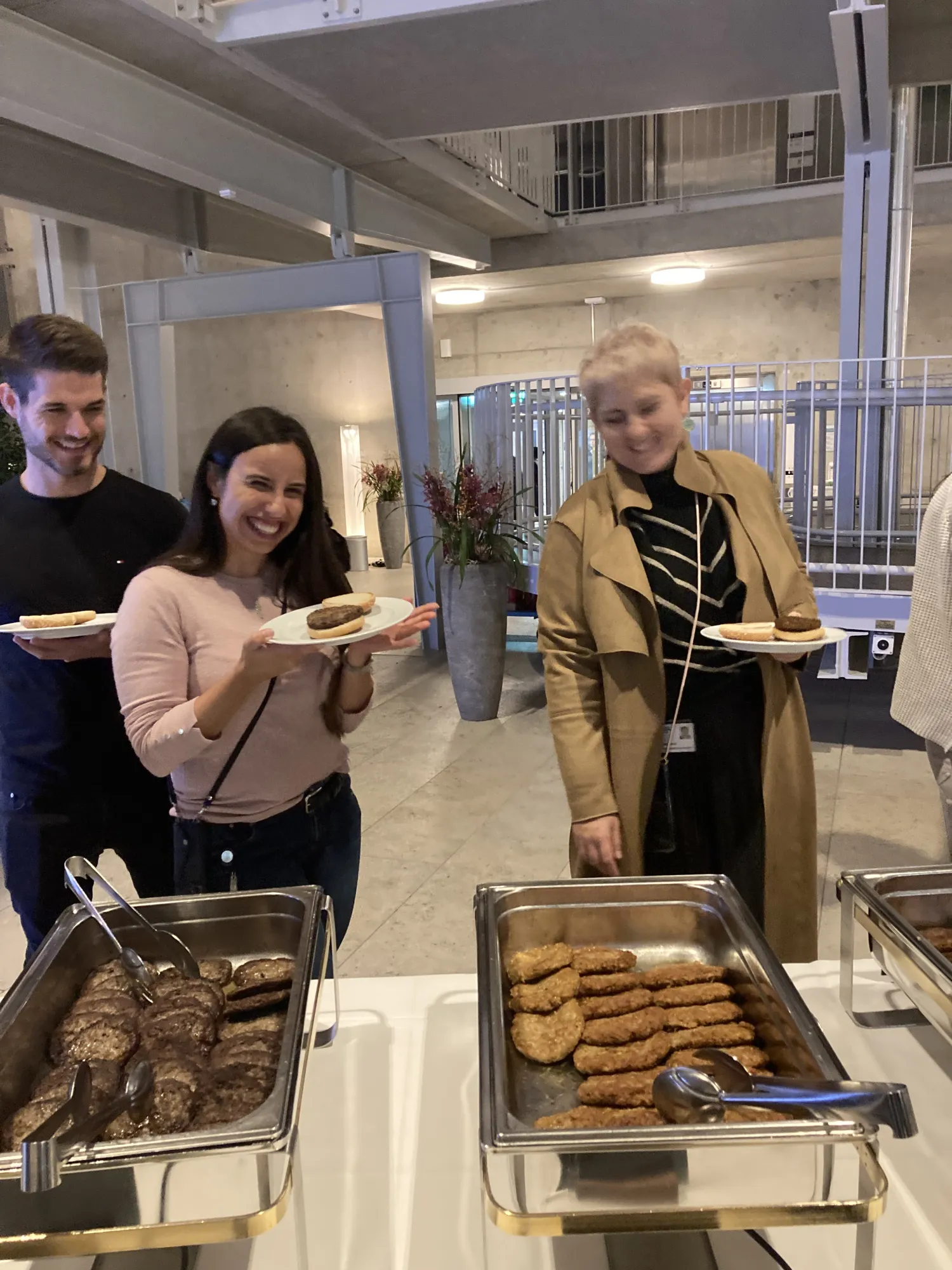 Buffet mit Veggie Patties und den besten Gästen