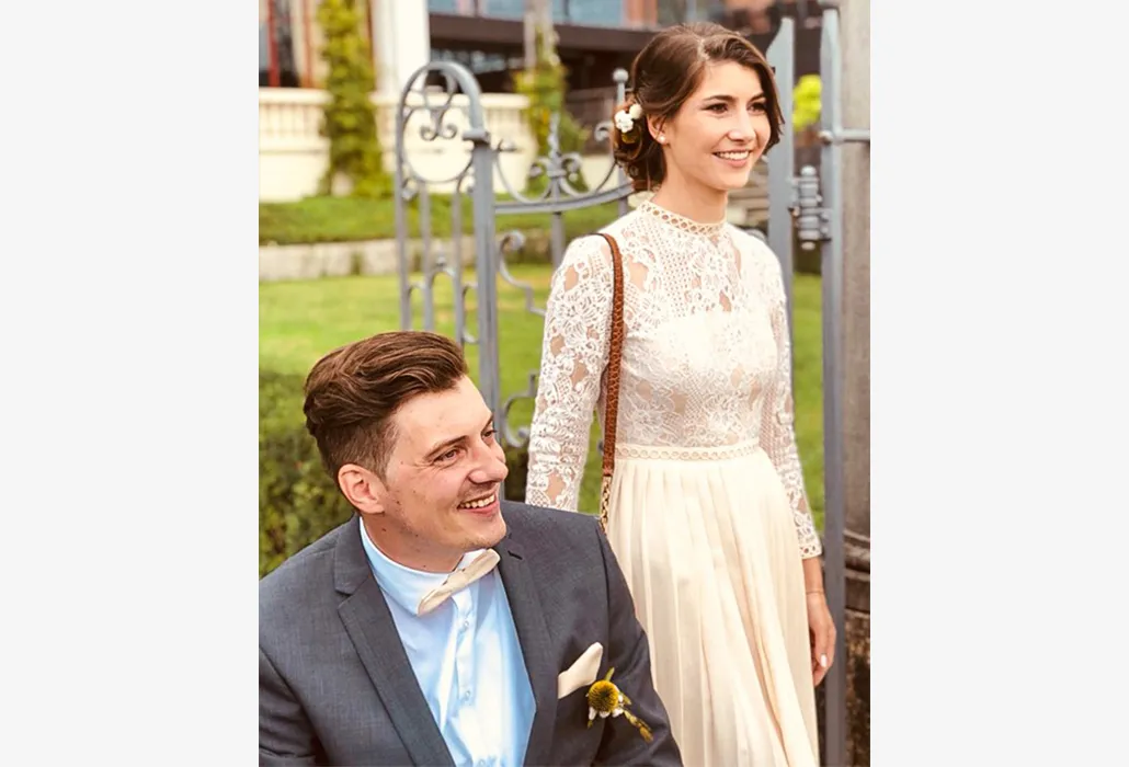 Florian Bickel mit seiner Frau während der Hochzeit.