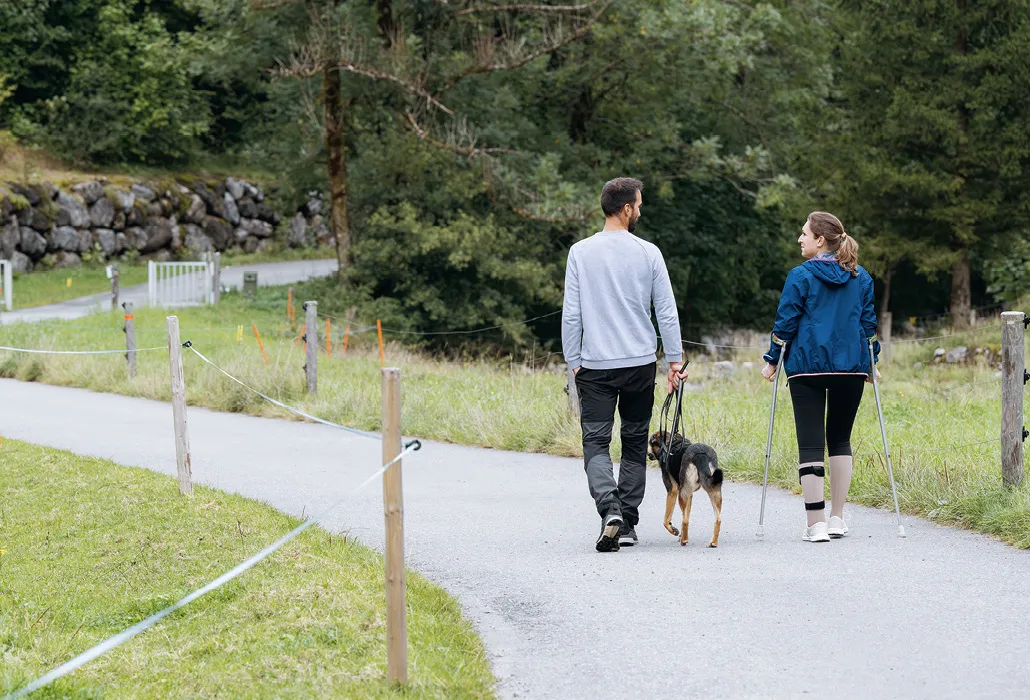 Andrea Treier und ihr Partner Andreas Signer spazieren mit Hund Juna.
