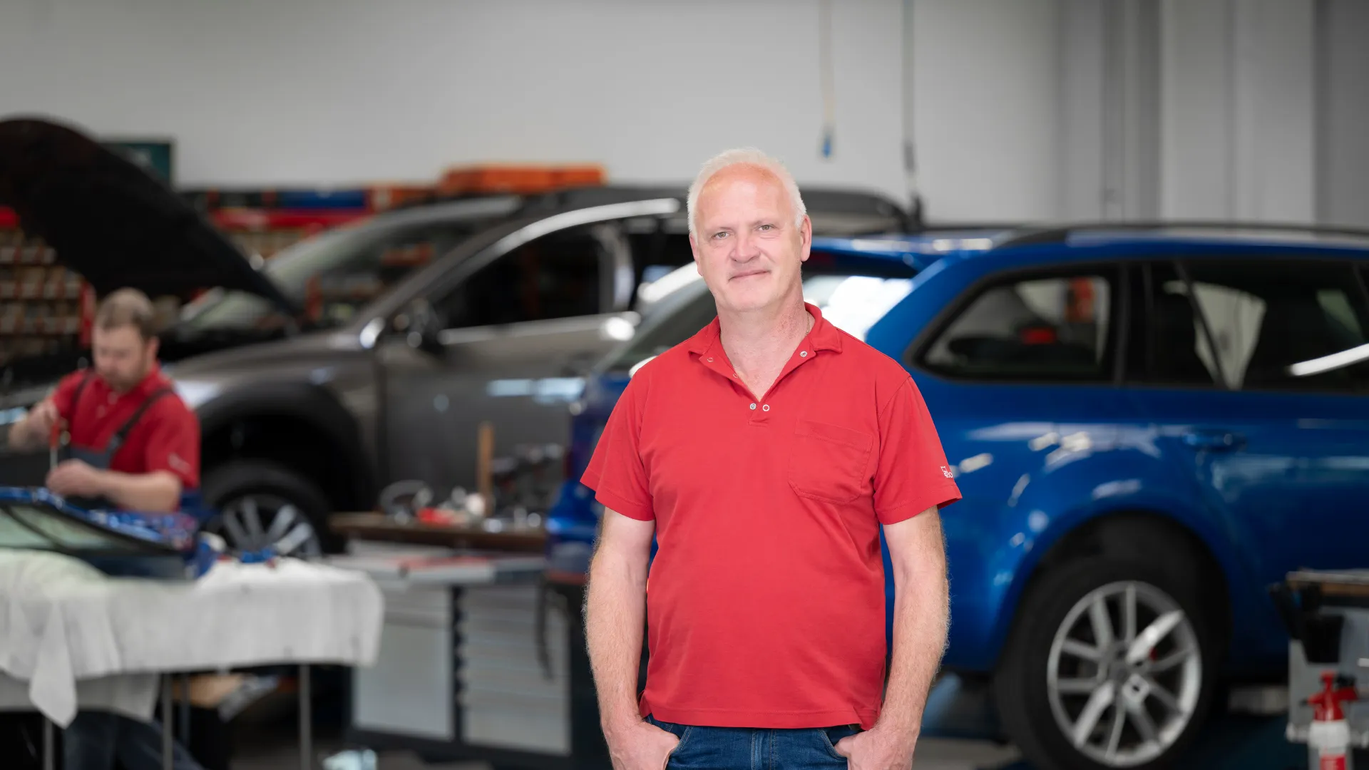 Stefan Baumann steht in der Autogarage