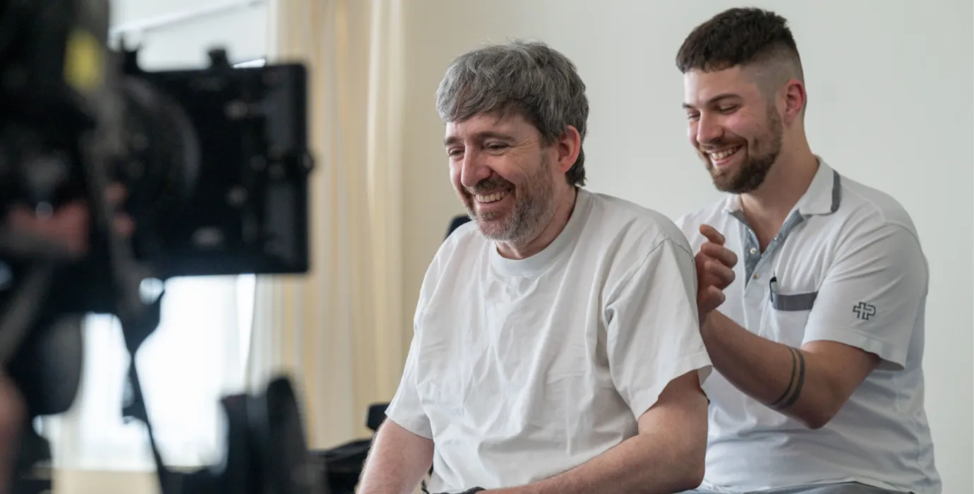 Philipp Kutter mit Physiotherapeut