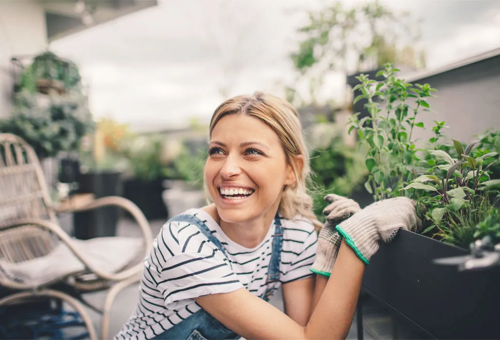 Frau im Garten