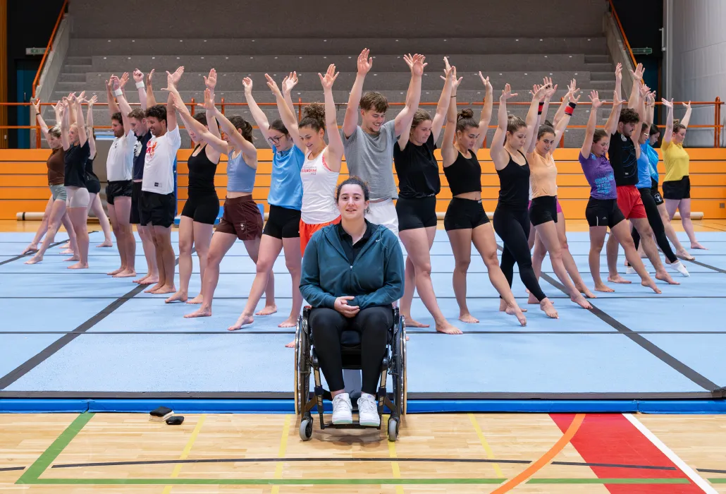 Giulia Damiano und die Turngruppe, die sie coacht.