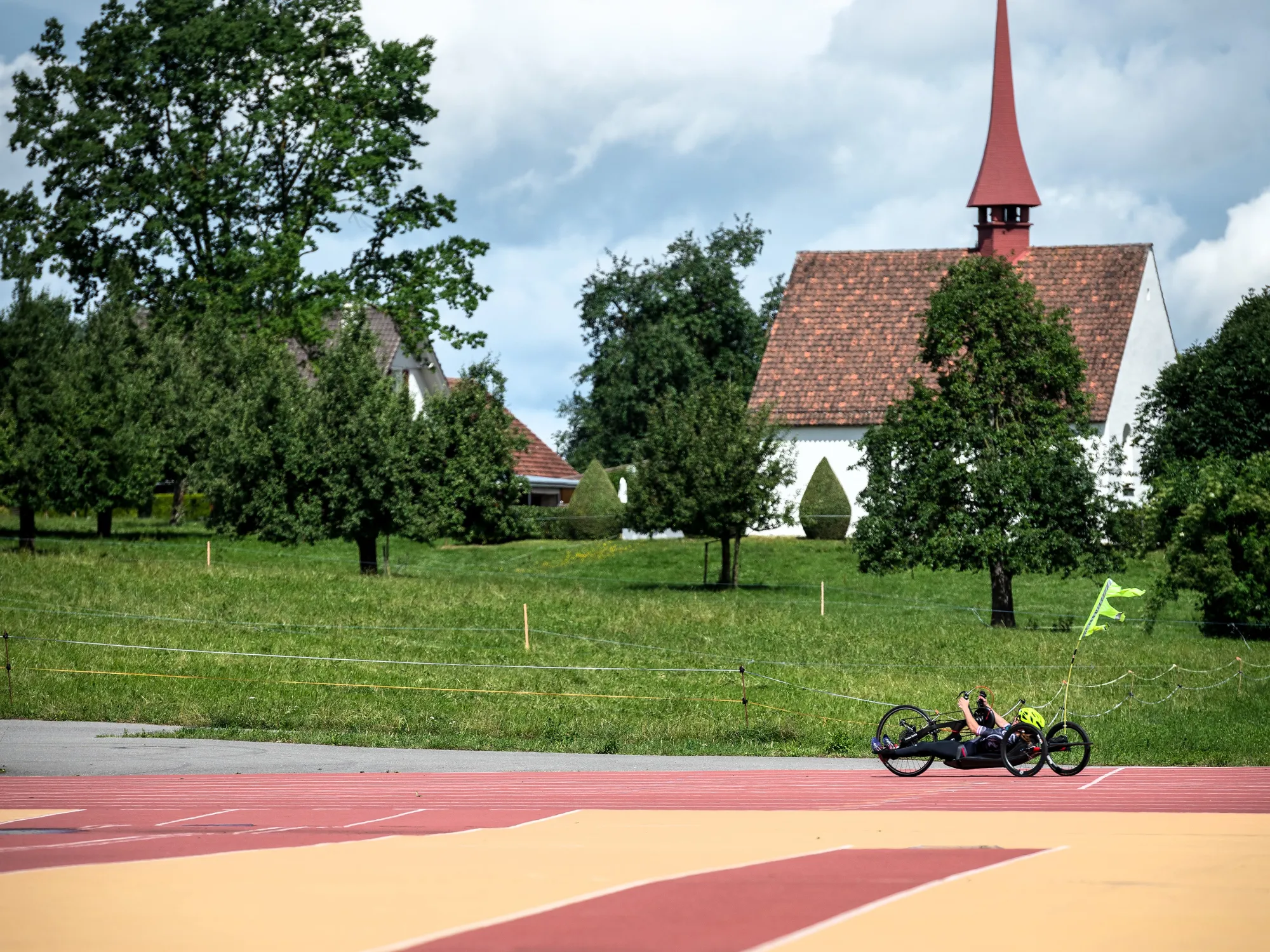 Sportbahn mit Rollstuhlfahrer