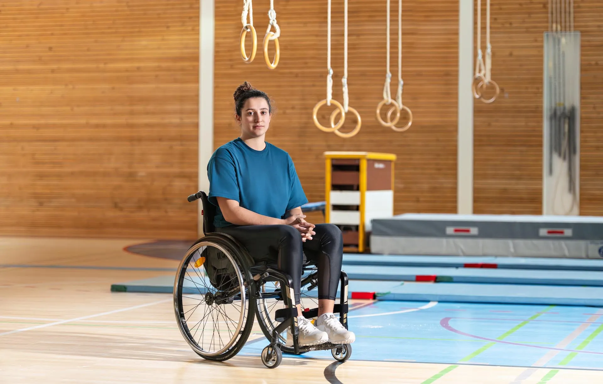 Giulia Damiano est en fauteuil roulant dans un gymnase.
